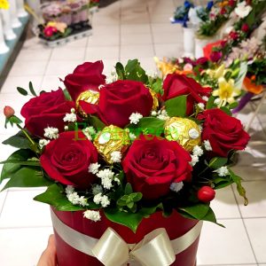 Aranžmani u kutiji – Flower Box – 021 Crvene ruže u kutiji sa fererom