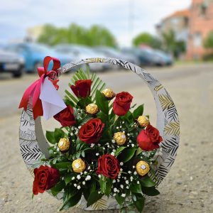 Aranžmani za godišnjice – 005 – korpa sa ruzama i kraljevskim ljiljanima