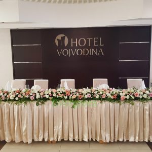 Dekoracija mladenačkog stola – Hotel Vojvodina